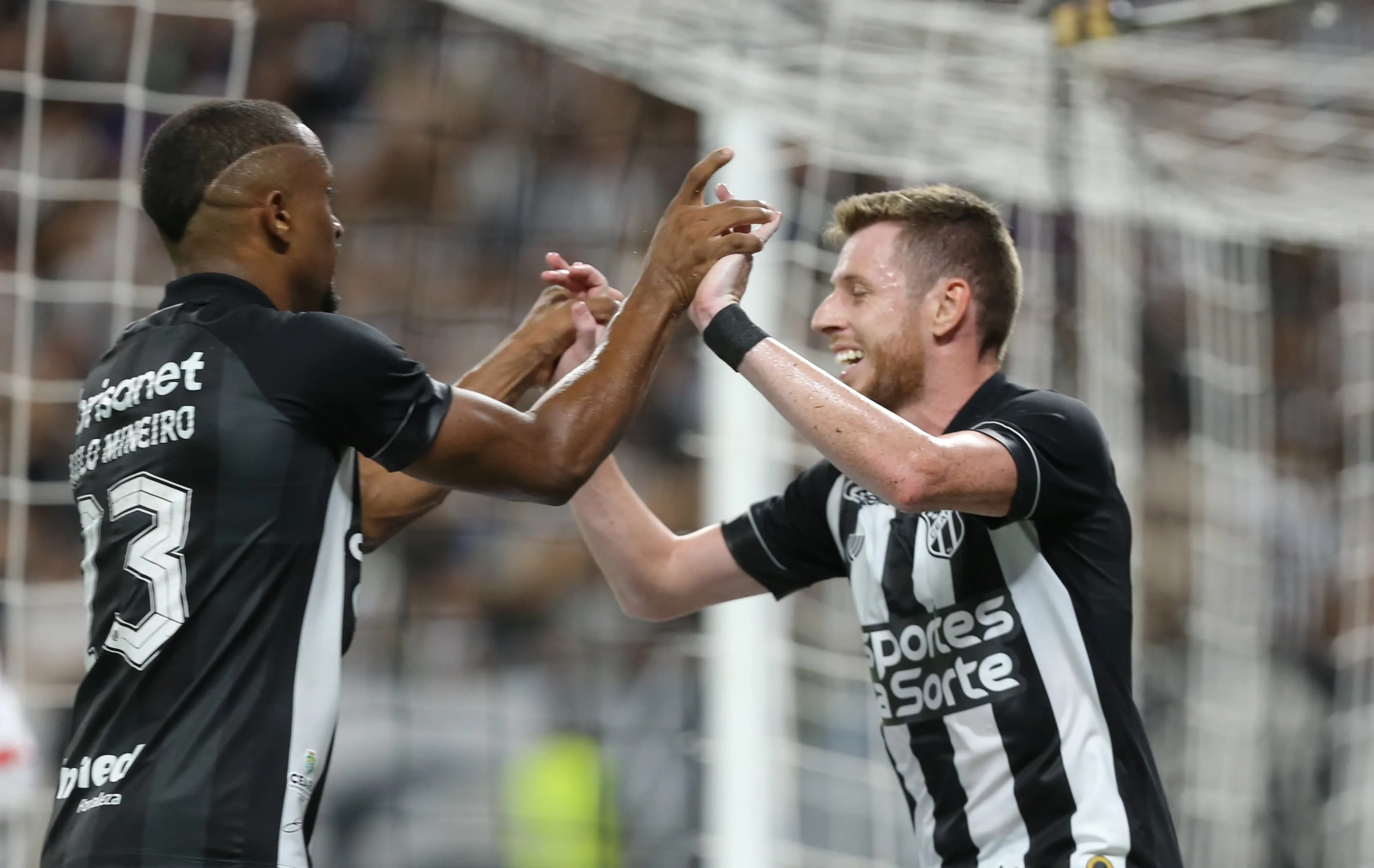 Saulo Mineiro e Aylon comemoram gol do Ceará