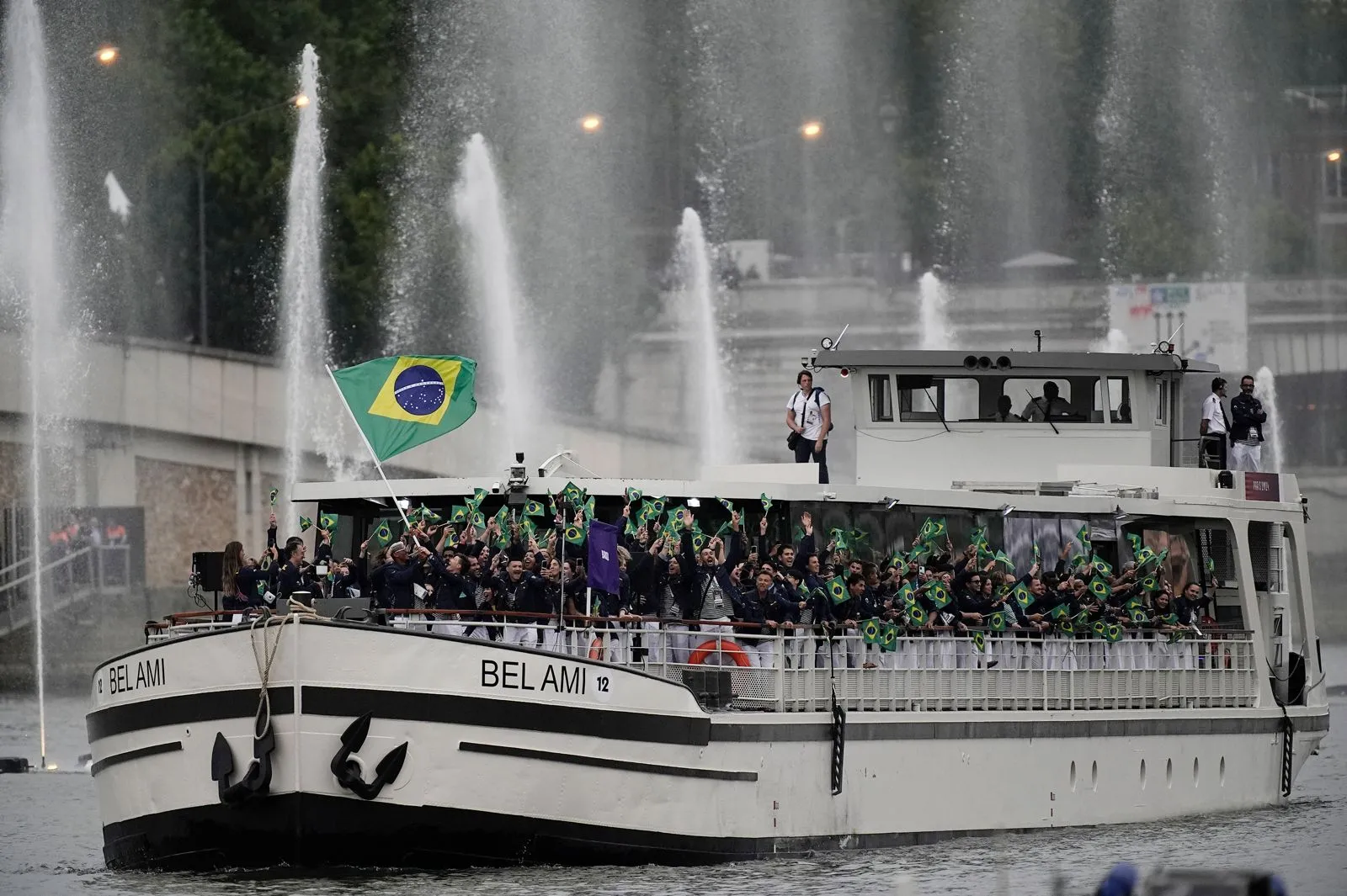 Delegação brasileira no desfile da abertura das Olimpíadas de Paris.
