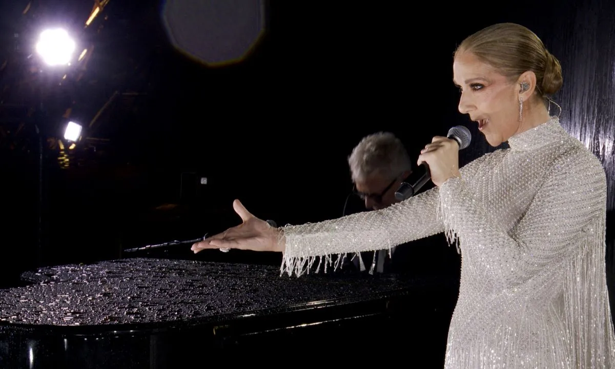Cantora voltou aos palcos para cantar prla primeira após desde que descobriu a Síndrome da Pessoa Rígida (SPR)