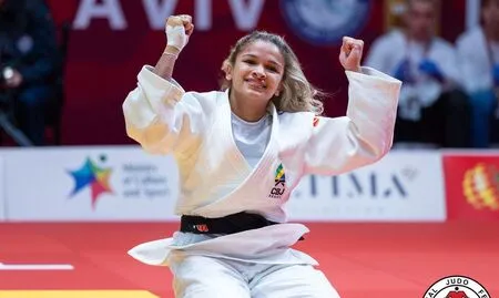 Larissa Pimenta em ação pelo judô