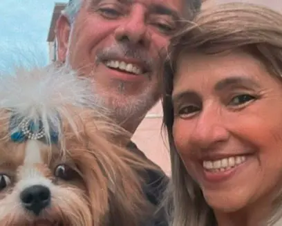 Tarcísio, Karina e a cadela do casal em selfie