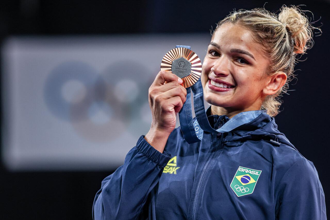 Larissa Pimenta exibe medalha de bronze nos Jogos Olímpicos de Paris 2024