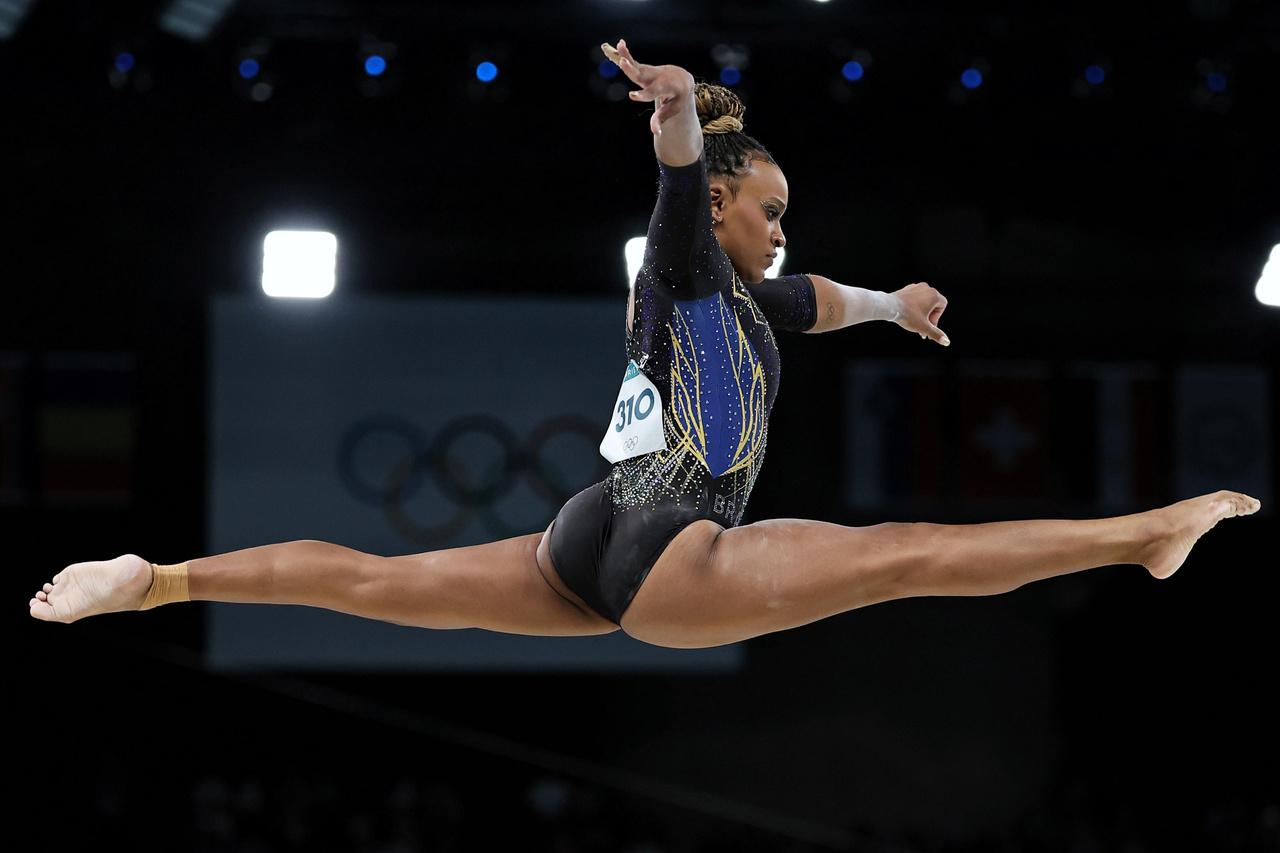 Rebeca Andrade em ação nos Jogos Olímpicos de Paris 2024