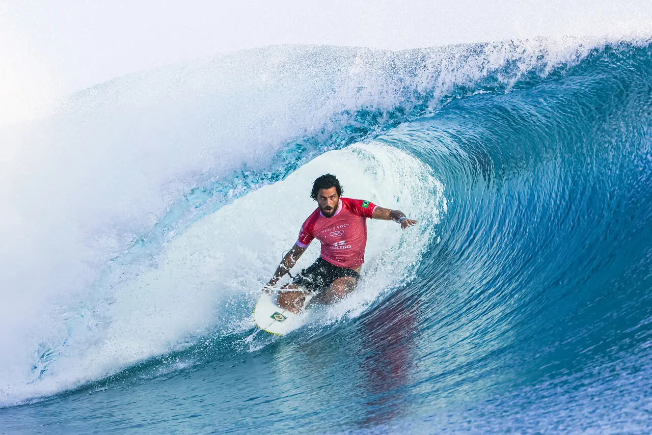 Filipe Toledo em ação nas ondas do surfe