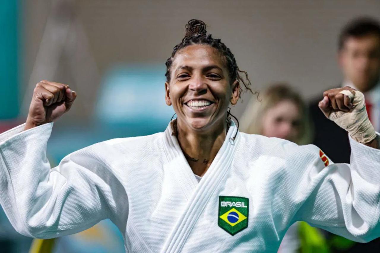 Rafaela Silva comemora vitória na estreia dos Jogos Olímpicos