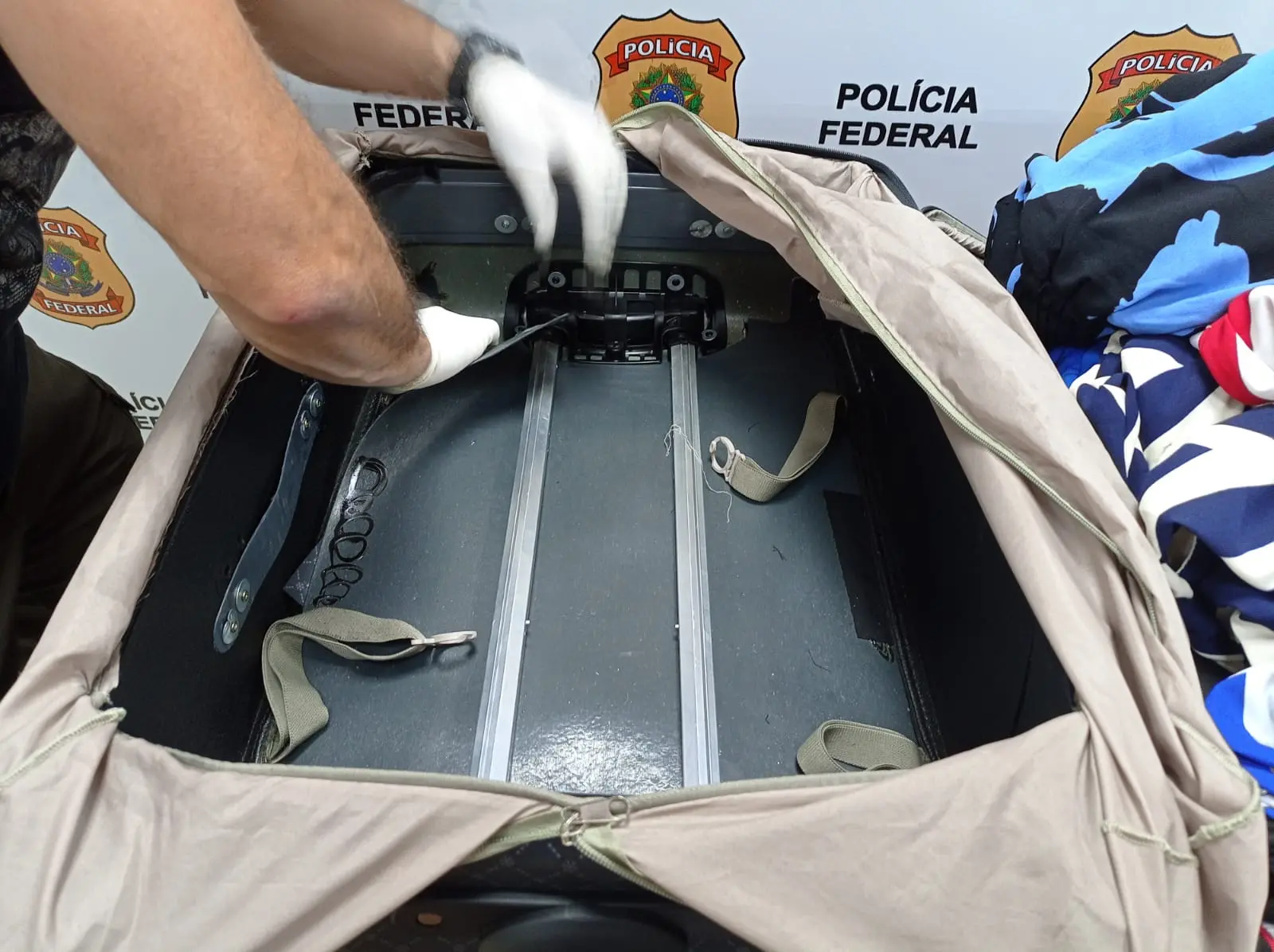 Droga estava em fundo de mala