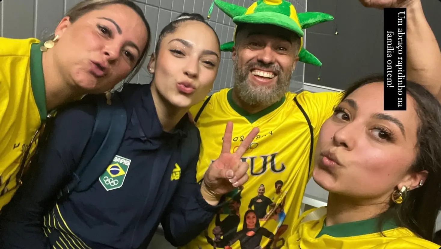 A irmã de Julia postou um registro da família com a finalista: 'Acabados mas felizes'