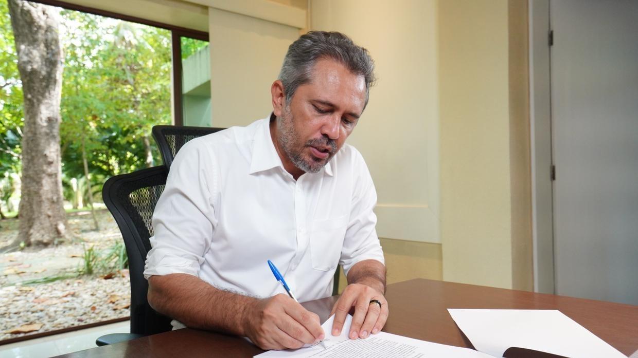 Governador do Ceará Elmano de Freitas assinando papel