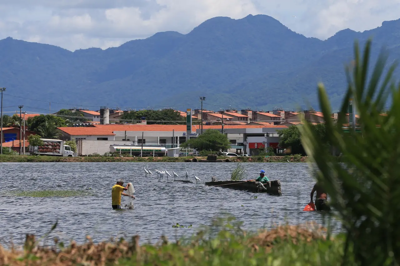 na foto, lago do mondubim em fortaleza