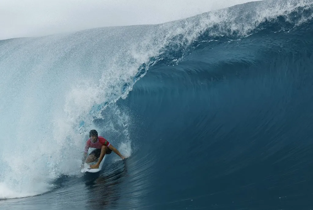 João Chianca, surfista brasileiro classificado para as quartas dos Jogos de Paris.