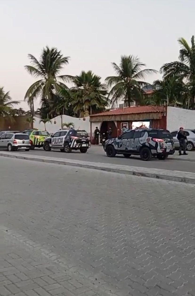 viaturas na frente de pousada onde turistas foram vítimas de latrocínio em cumbuco