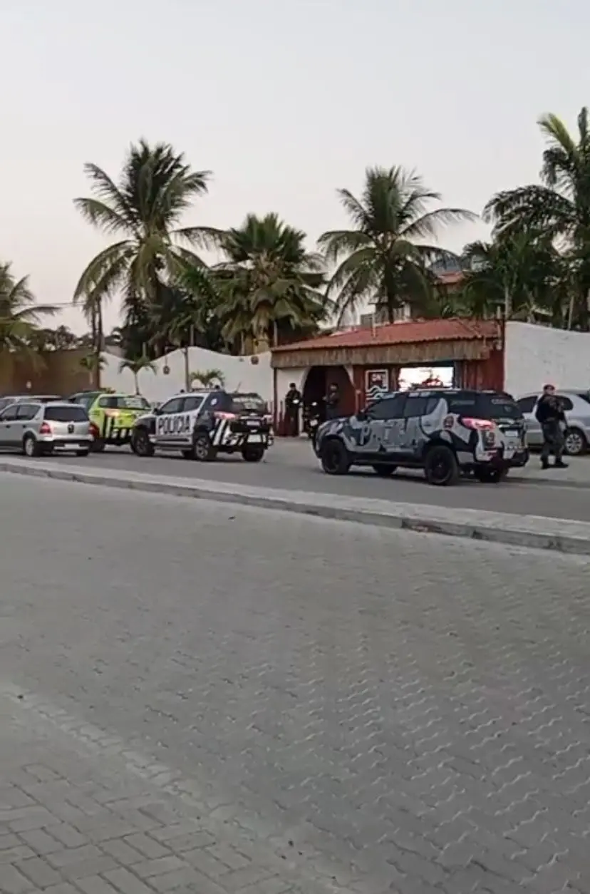 viaturas na frente de pousada onde turistas foram vítimas de latrocínio em cumbuco