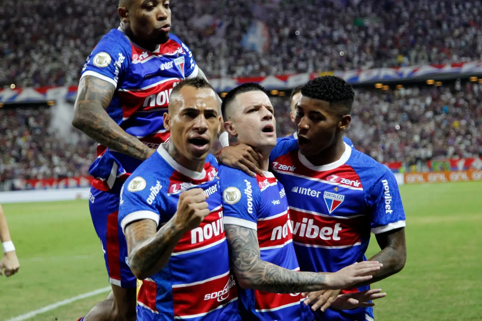 Jogadores do Fortaleza comemoram gol marcado por Renato Kayzer