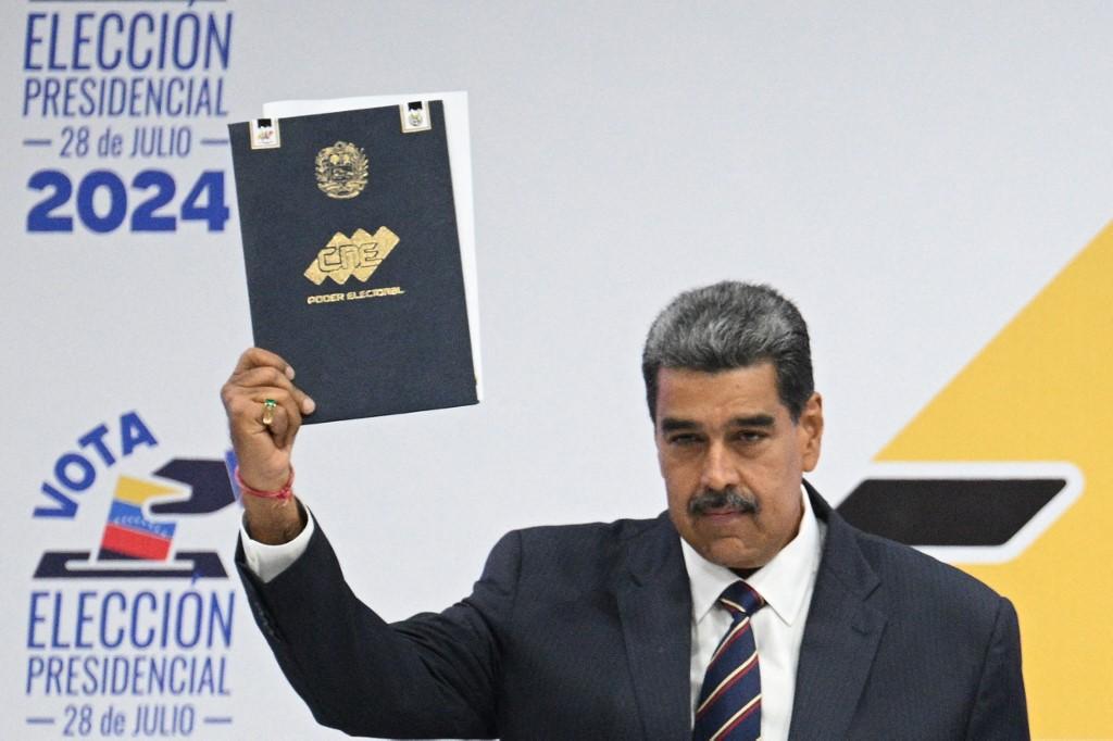 Nicolás Maduro segura documento do CNE