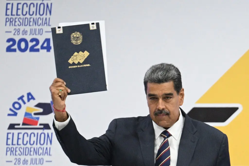 Nicolás Maduro segura documento do CNE
