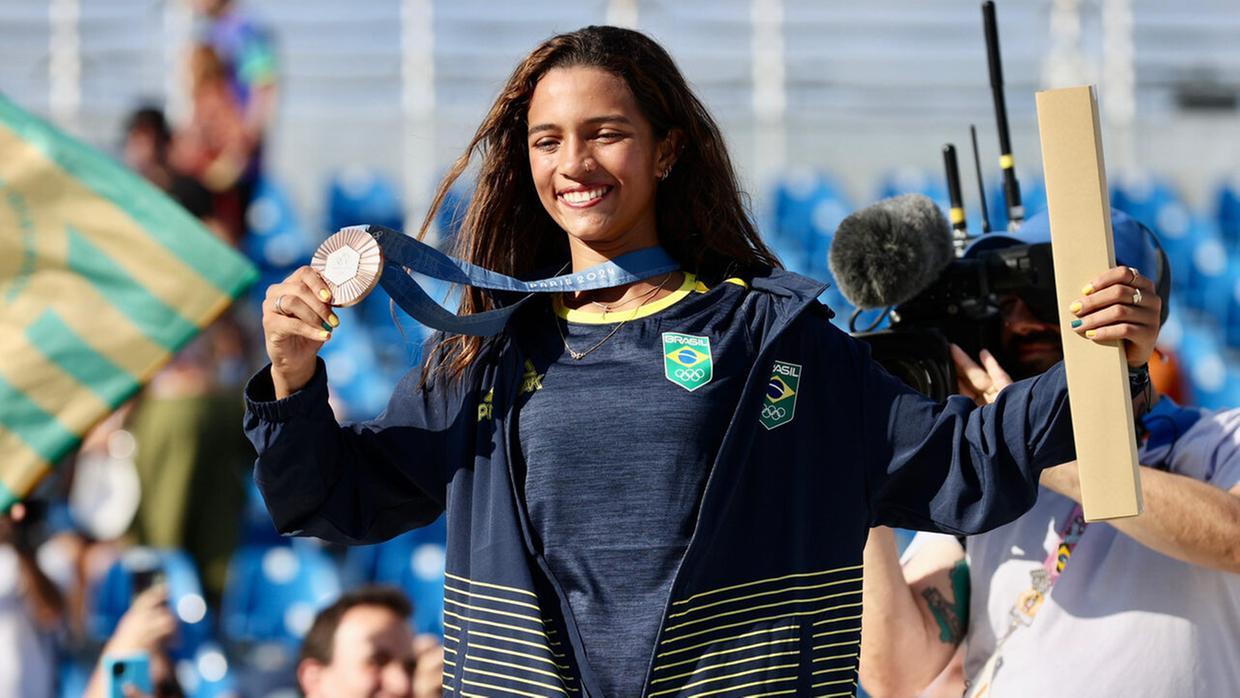 Rayssa Leal exibe medalha de bronze nos Jogos Olímpicos