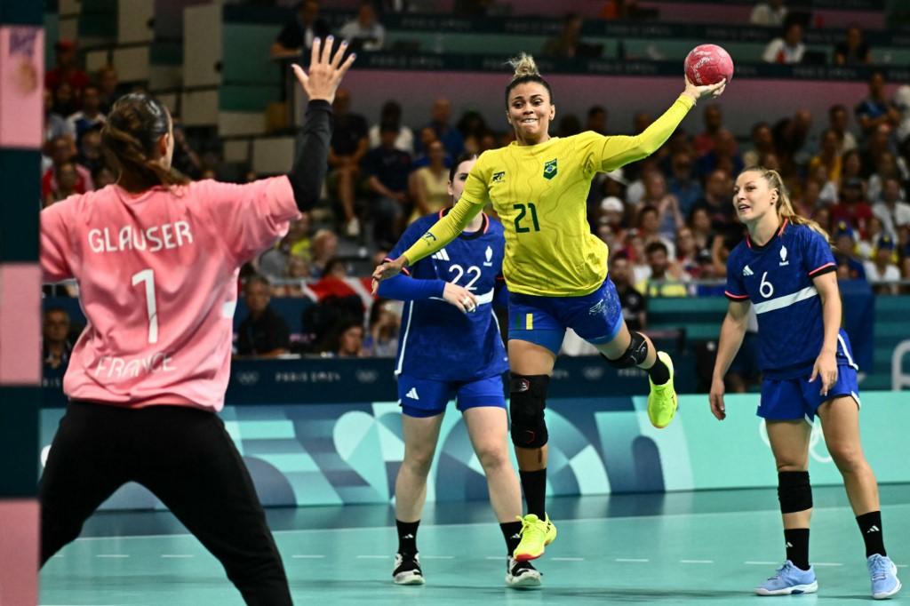 imagem mostra jogadoras de handebol