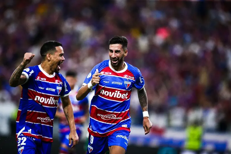 imagem mostra jogadores do fortaleza comemorando