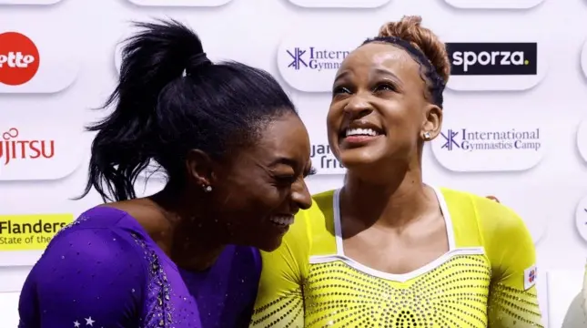 Rebeca Andrade e Simone Biles