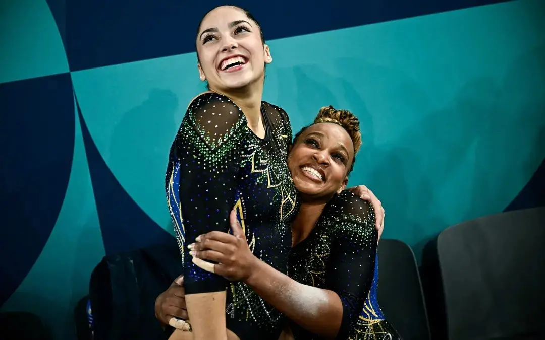 Julia e Rebeca na final de ginástica artística por equipes das Olimpíadas de Paris 2024