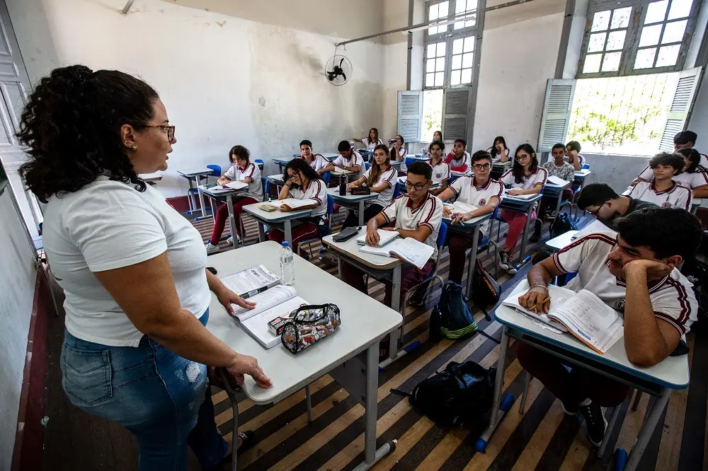imagem de sala de aula de escola pública com alunos e professora
