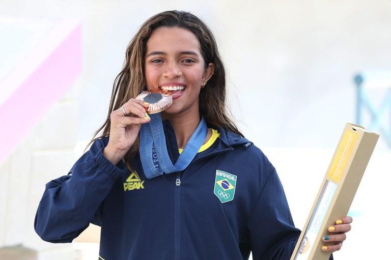 Rayssa Leal mostra medalha conquistada em Olimpíada