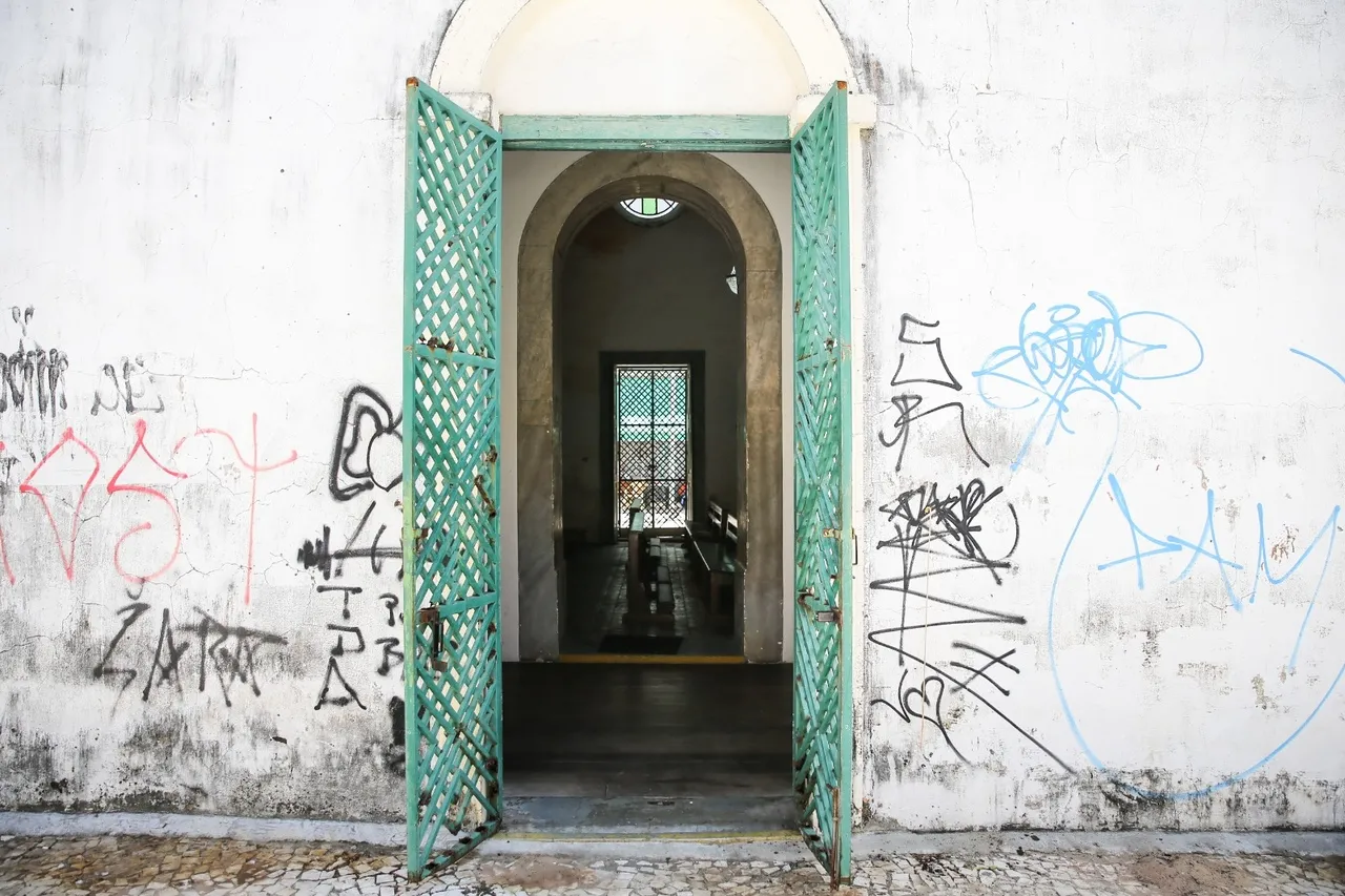 Muros da igreja estão tomados por pichações