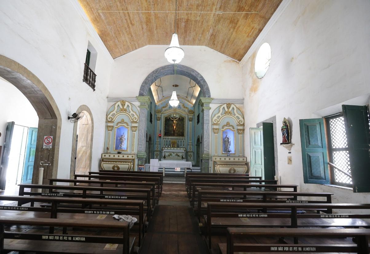 Visão do altar-mor da Igreja do Rosário, no Centro de Fortaleza