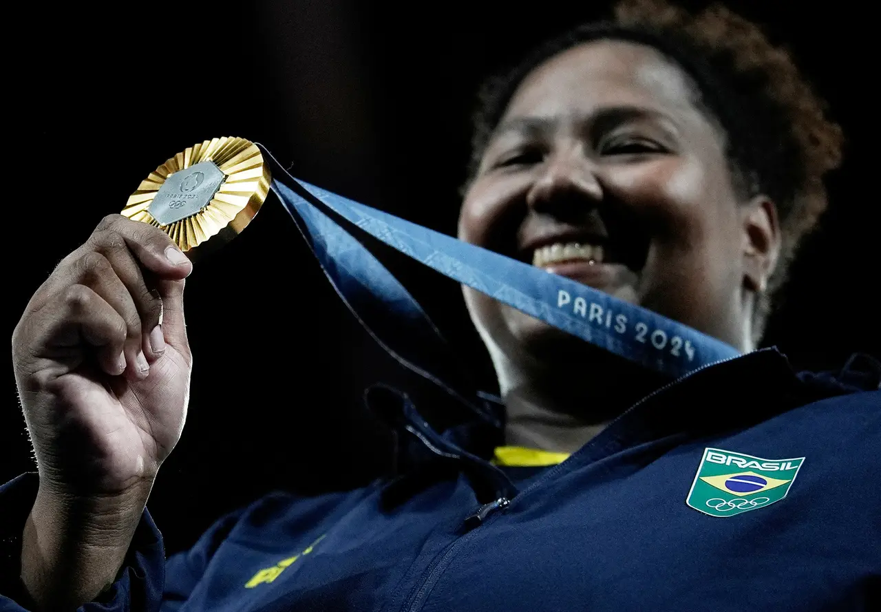 Bia Souza exibe medalha de ouro olímpica conquista no judô durante os Jogos Olímpicos de Paris 2024