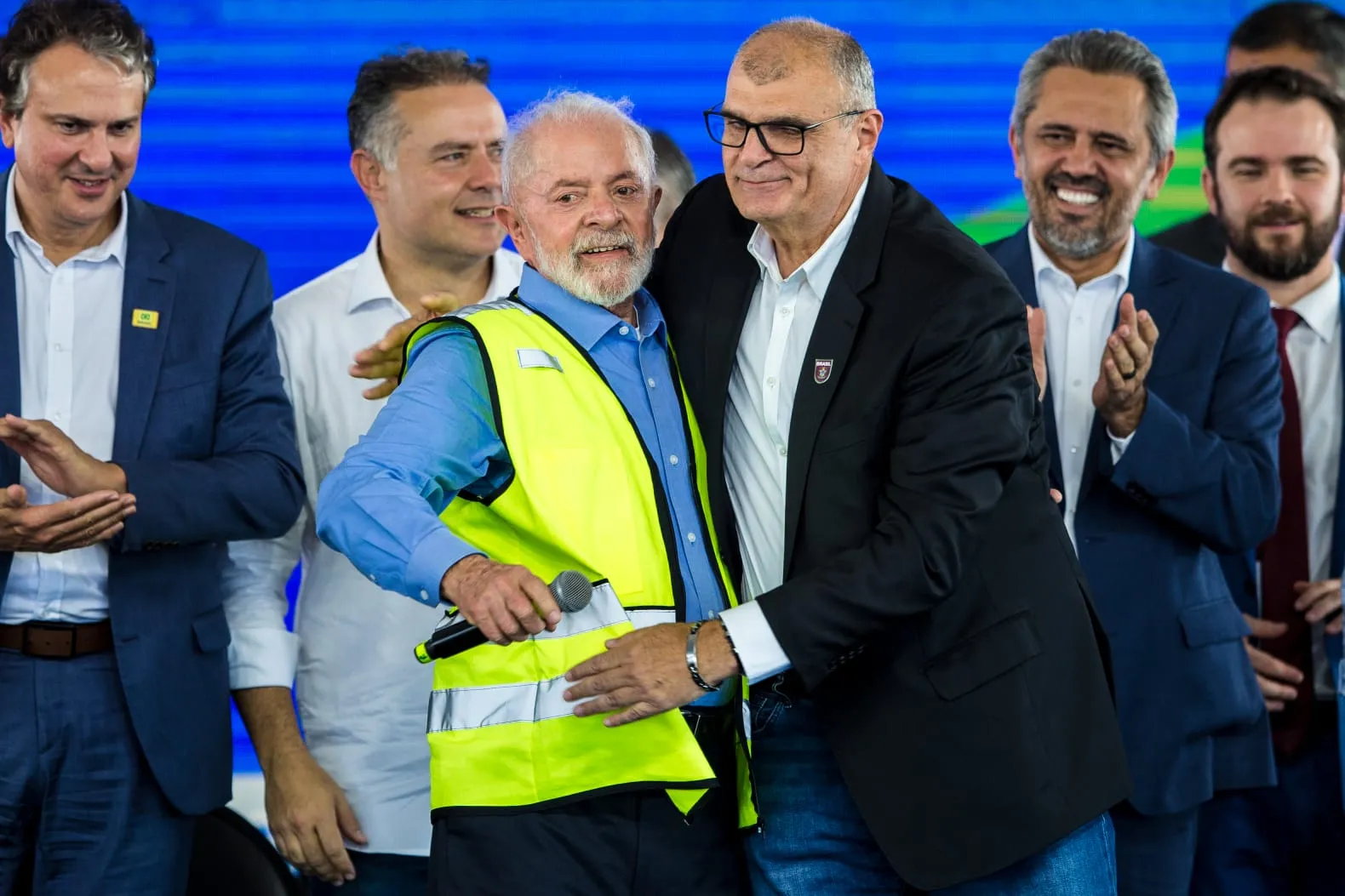 Lula e Tufi Daher Filho se cumprimentam após cobranças para conclusão da Transnordestina em 2026