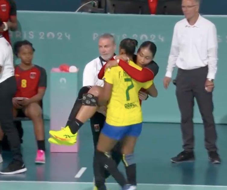 Tamires carrega adversária nos braços