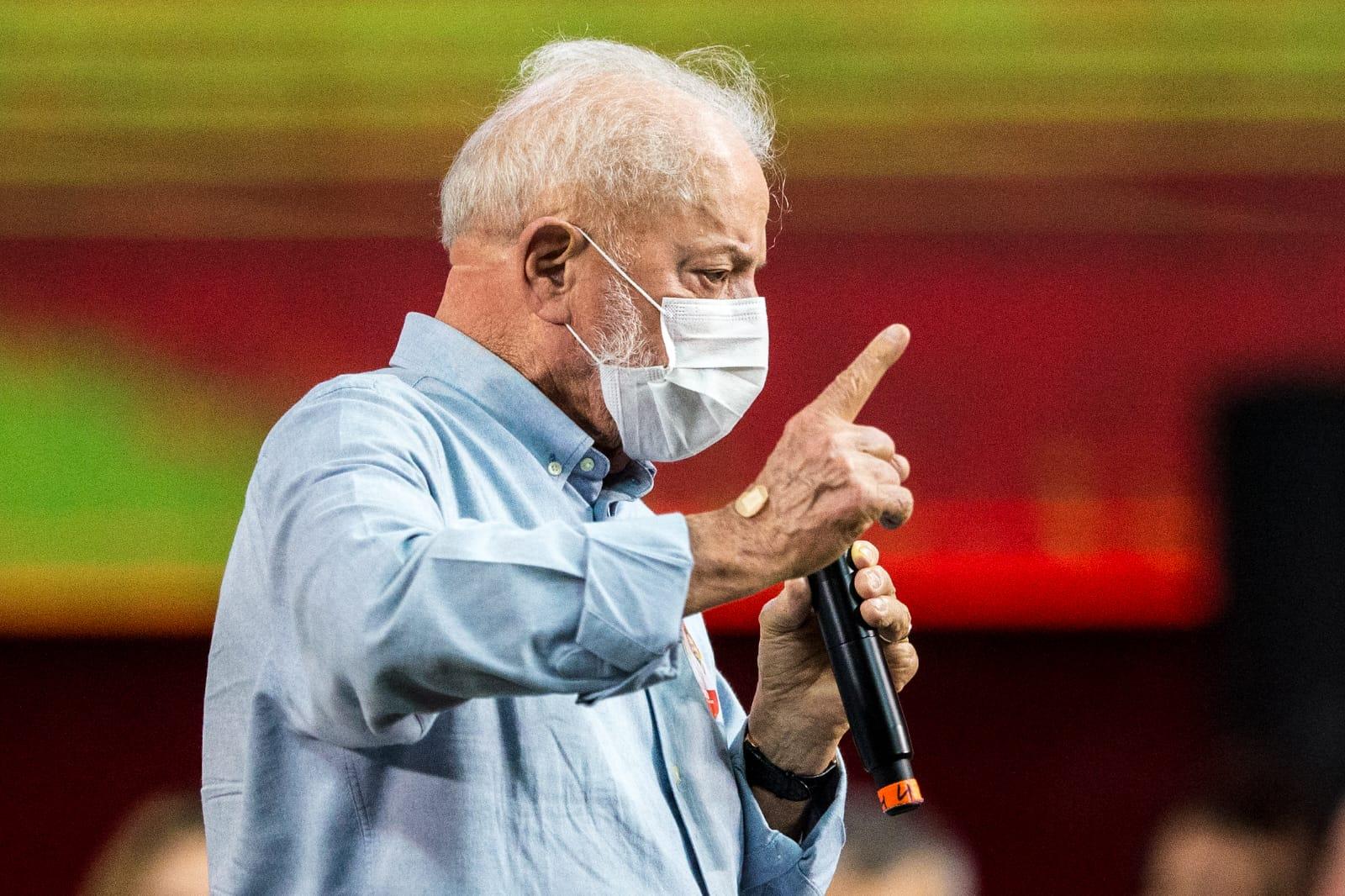 imagem do presidente lula usando máscara