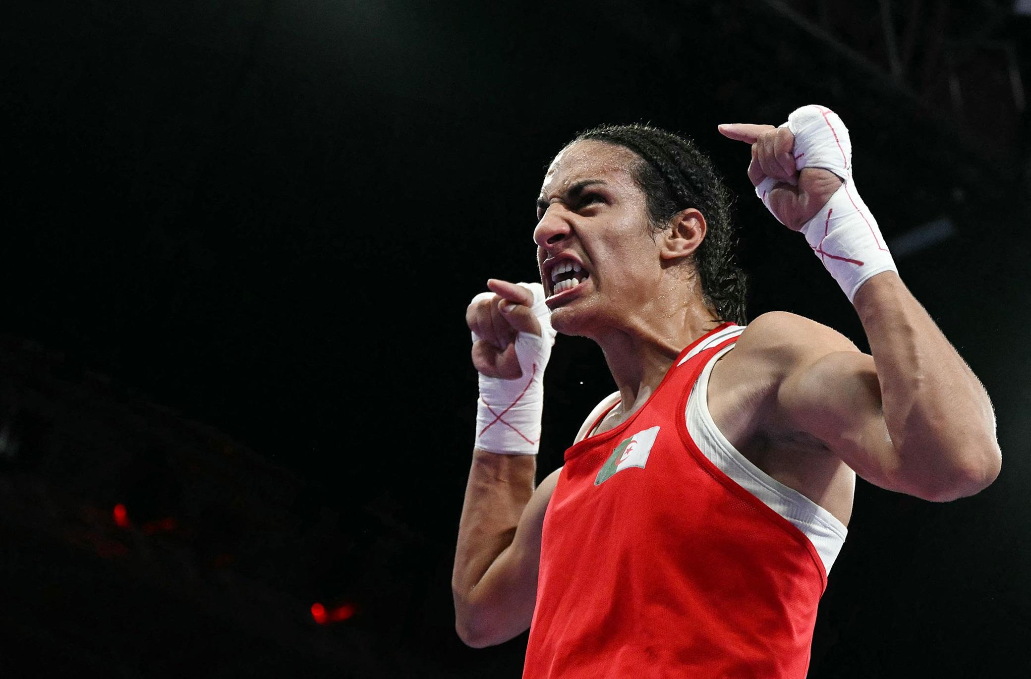 Imane Khelif, da Argélia, comemora sua vitória sobre Anna Luca Hamori, da Hungria, na luta de boxe feminino de 66kg nas quartas de final durante os Jogos Olímpicos de Paris 2024, na Arena Norte de Paris, em Villepinte, em 3 de agosto de 2024.