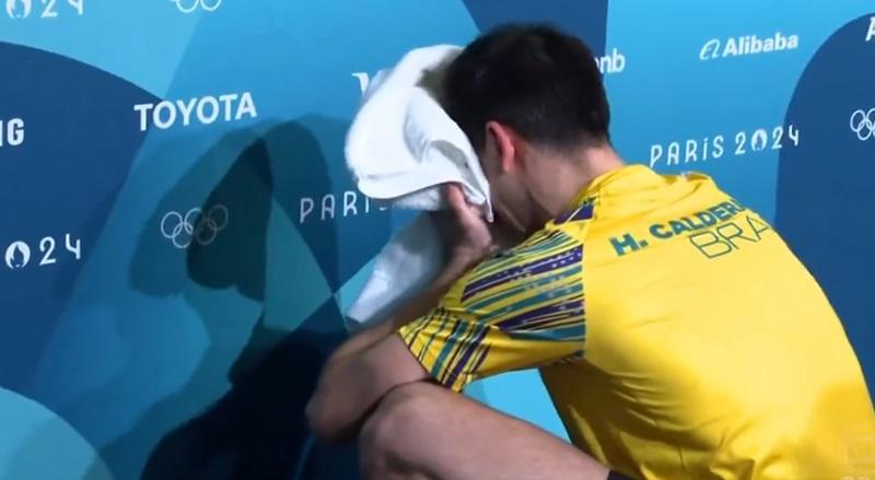 imagem mostra atleta chorando