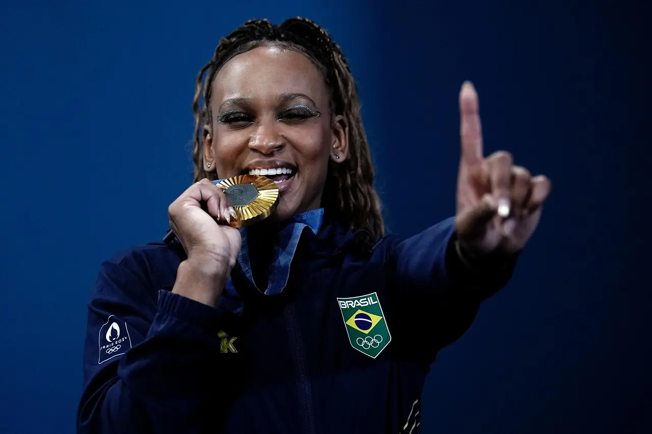 Rebeca Andrade mostra medalha de ouro do Brasil