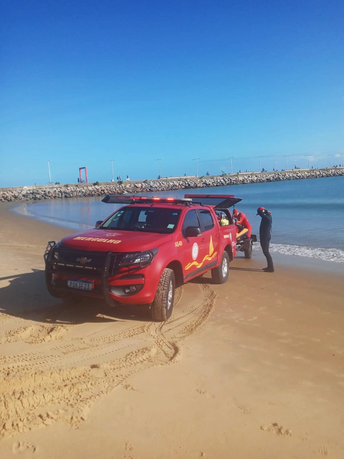 viatura do corpo de bombeiros em buscas por corpo de jovem desaparecido na praia de iracema