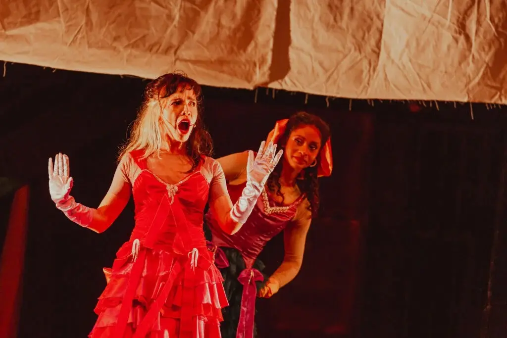 Com Sol Moufer e Larissa Góes em cena, o espetáculo 'Medalha de Ouro' terá sessões neste fim de semana no Teatro do Dragão