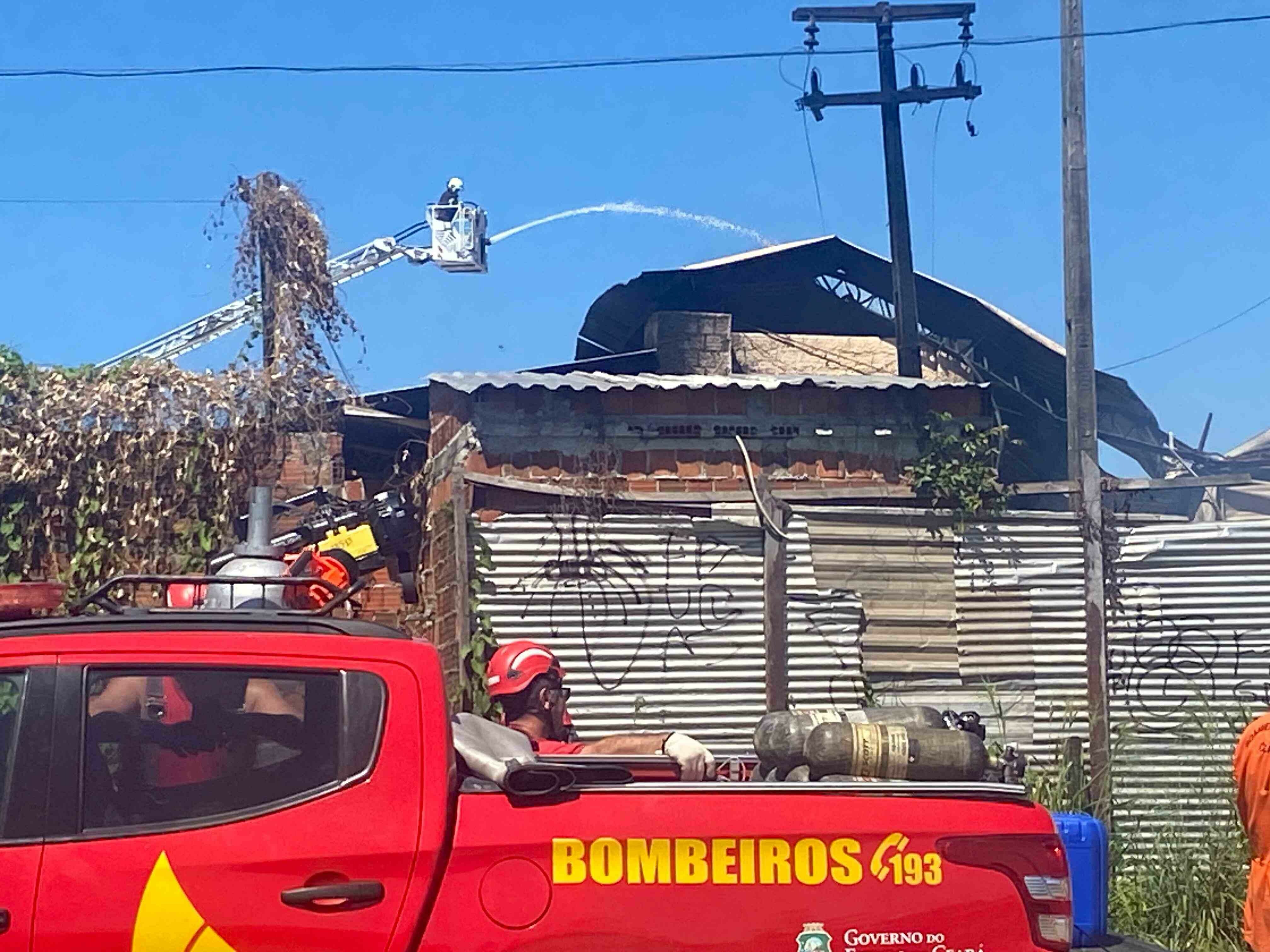 Diferentes veículos do Corpo de Bombeiros atuam na região