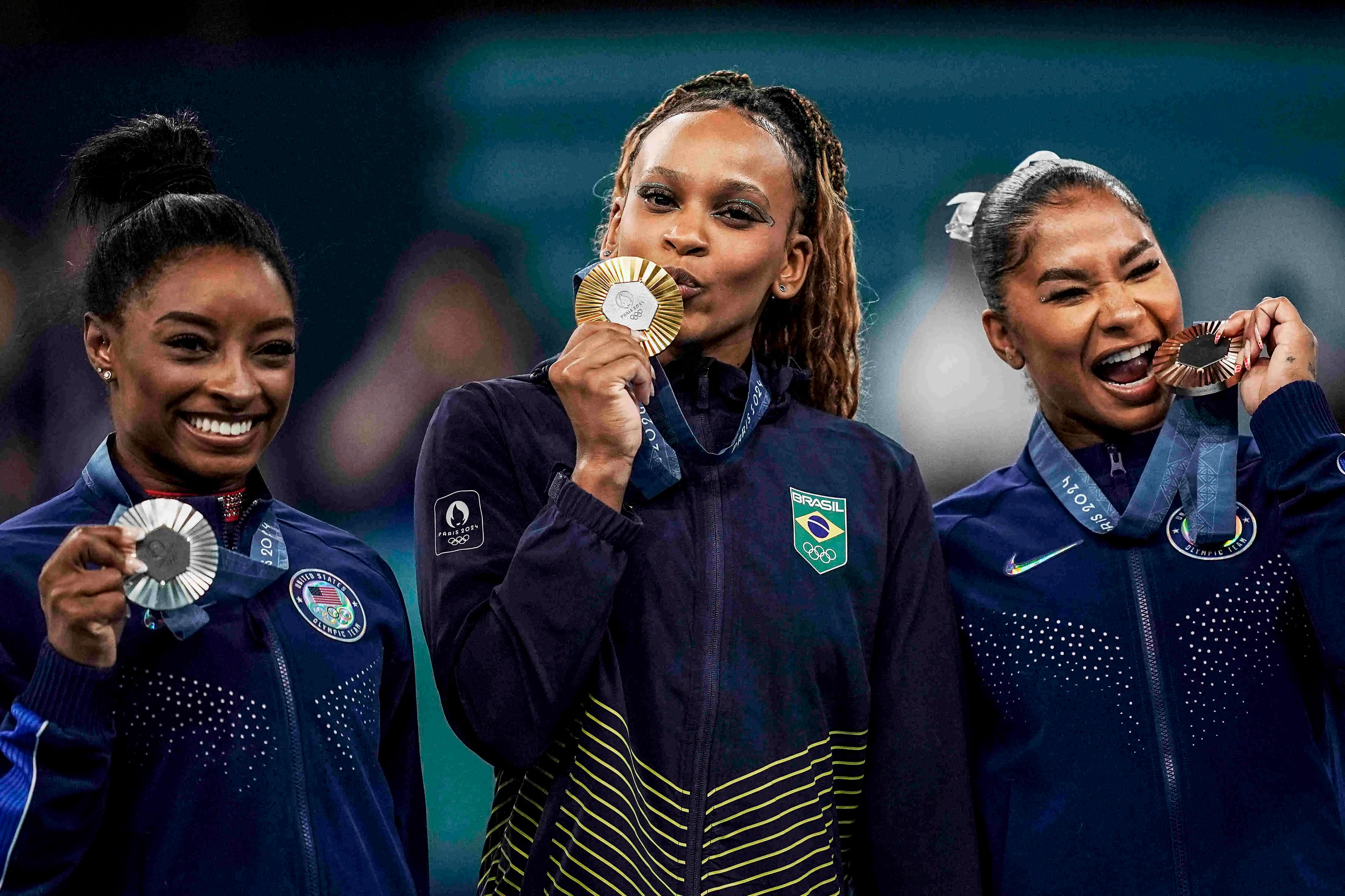 Imagem de Rebeca Andrade no pódio