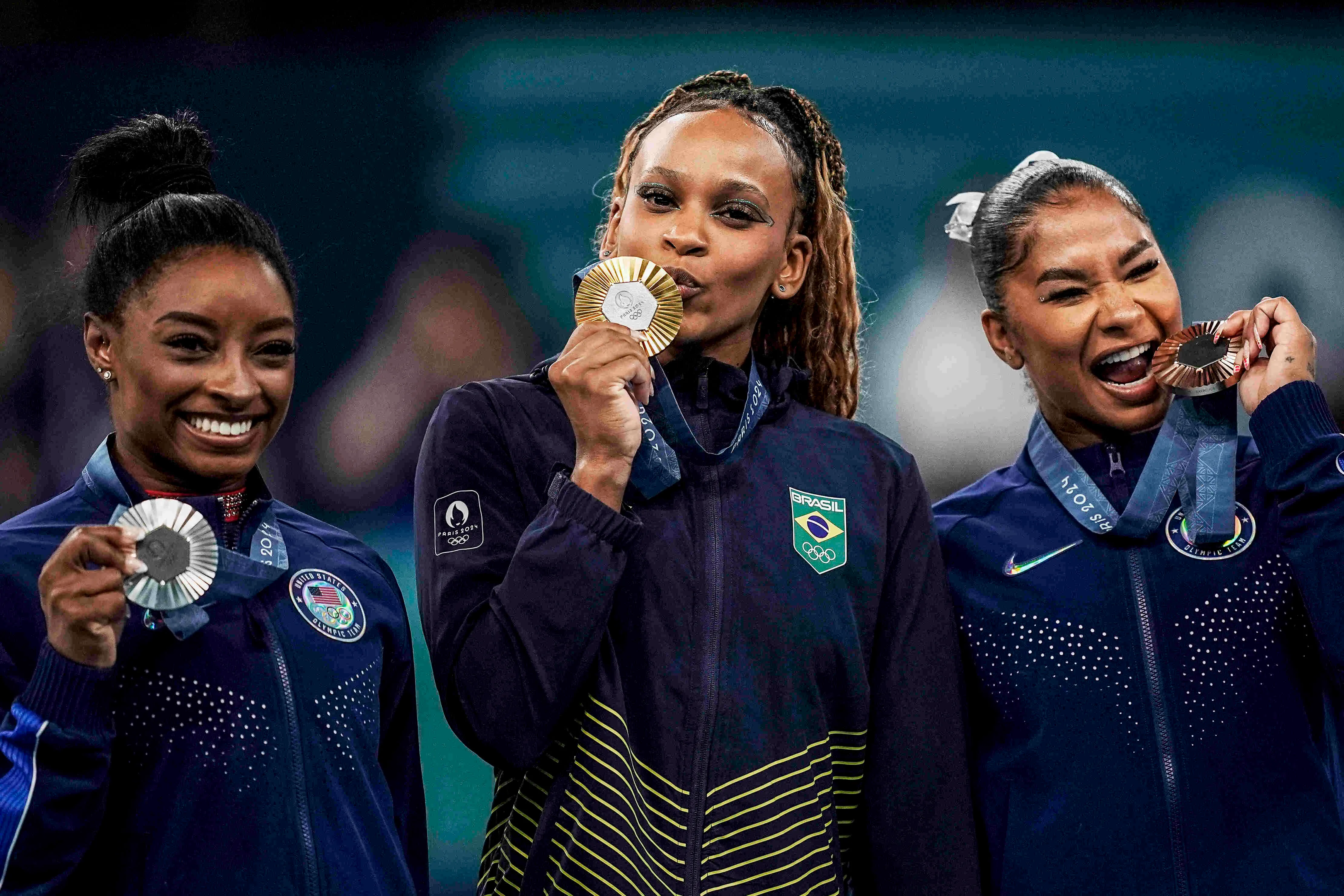 Rebeca conquistou o ouro no solo, Simone Biles ficou com a prata e Jordan Chiles com o bronze.
