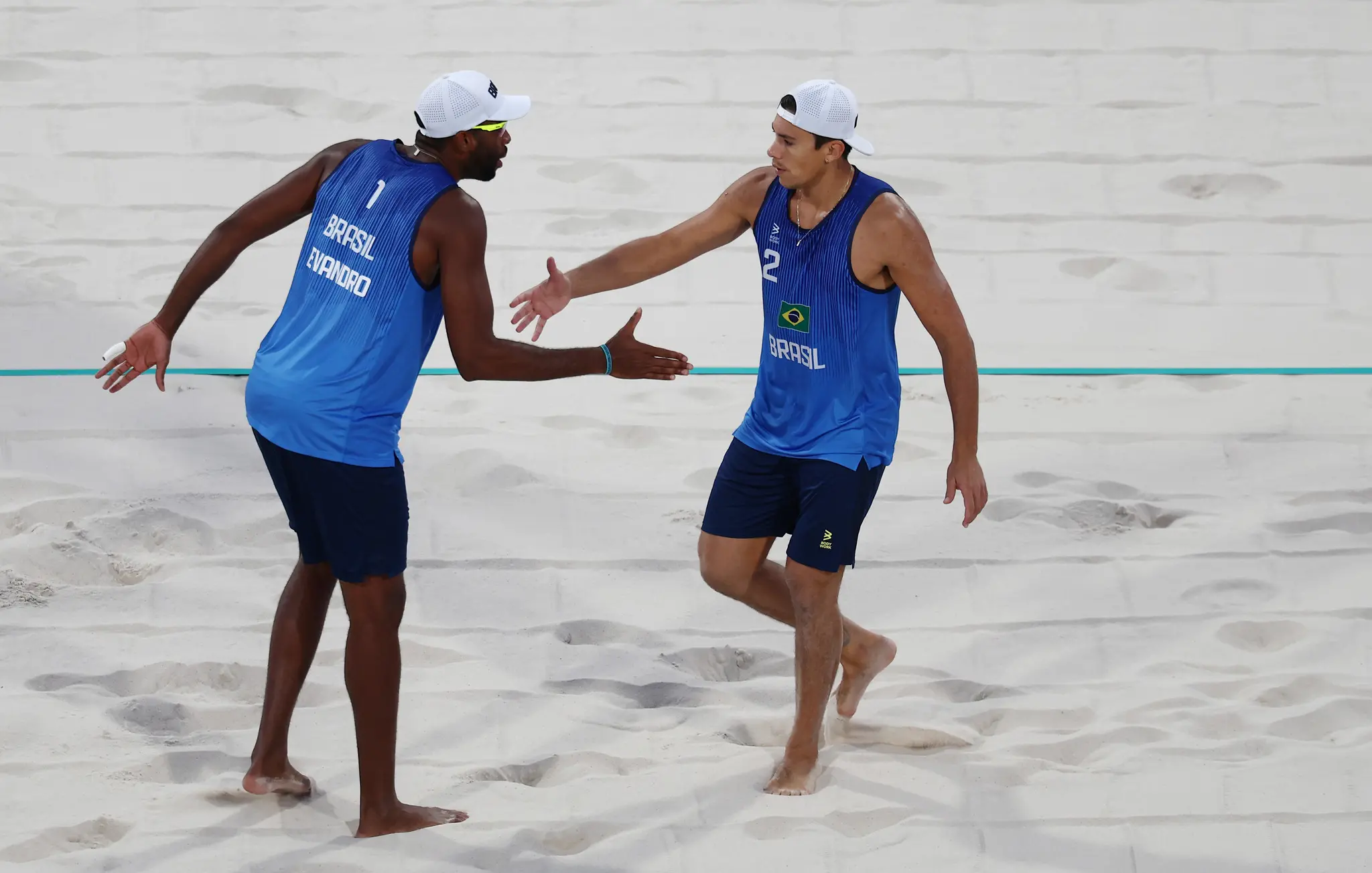 Foto da dupla de vôlei de praia Evandro e Arthur