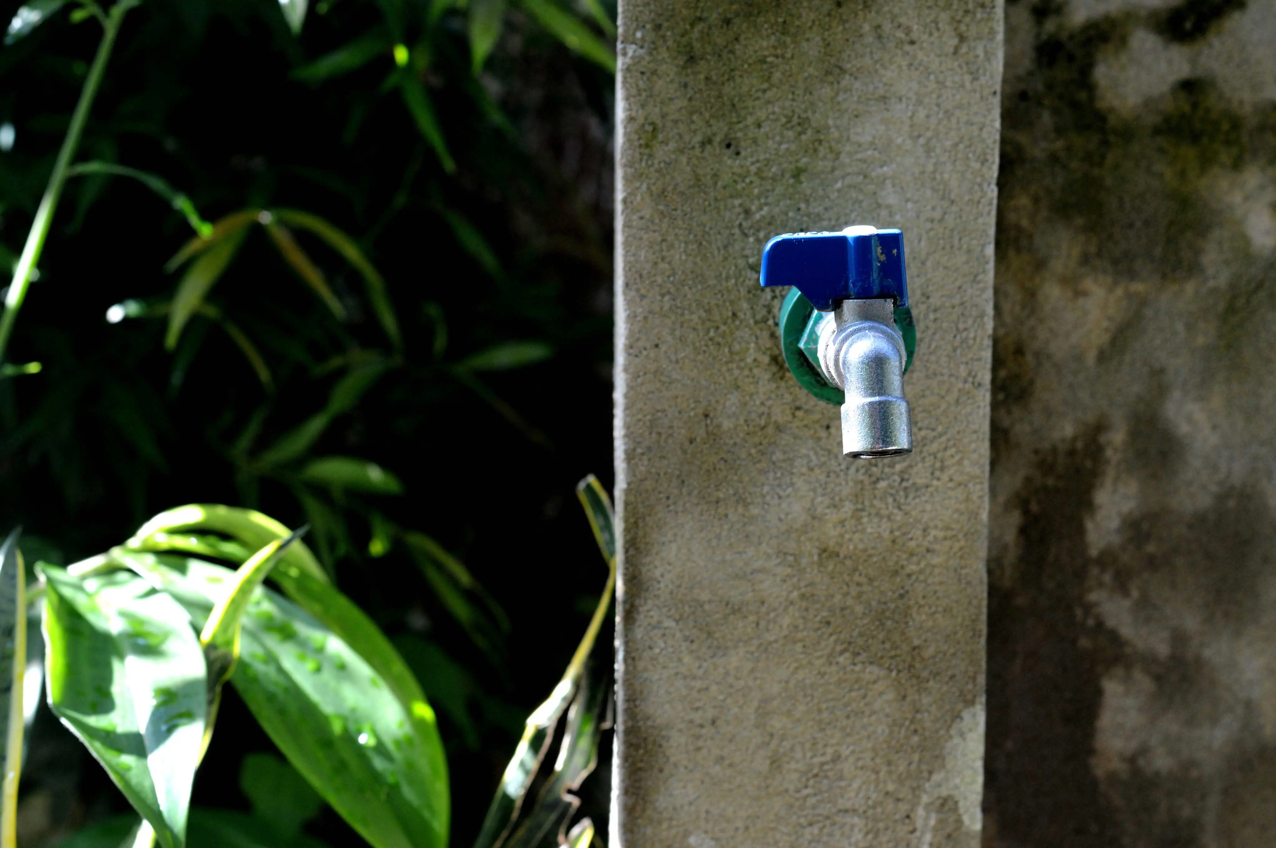 Água caindo da torneira