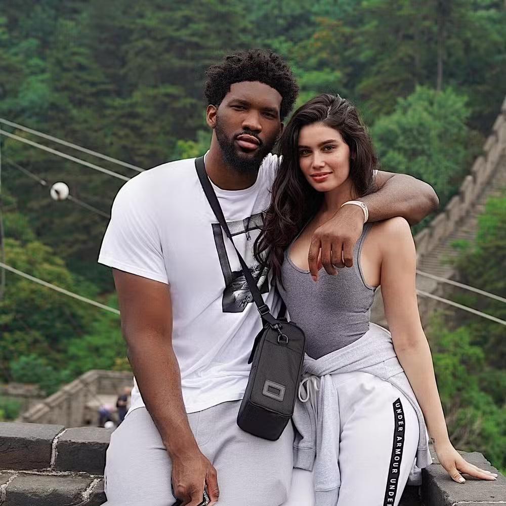 Embiid e Anne