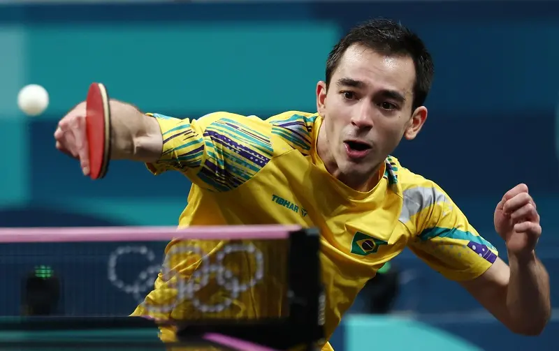 imagem mostra mesa-tenistas