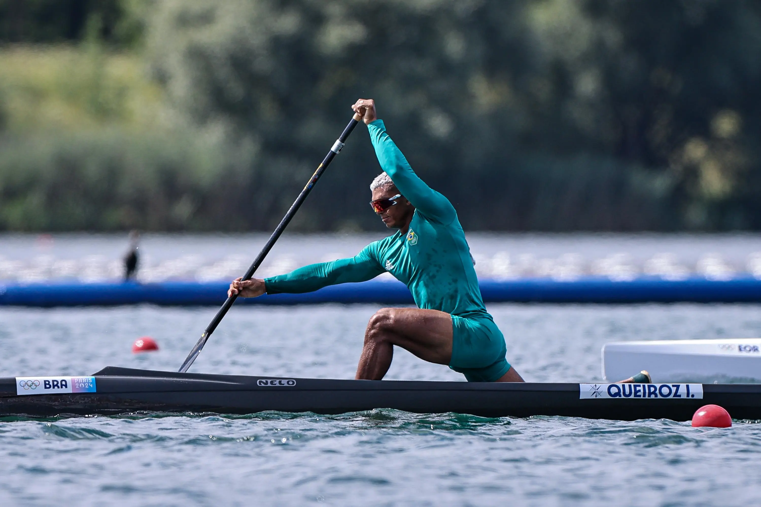 Isaquias Queiroz em ação na canoa de velocidade