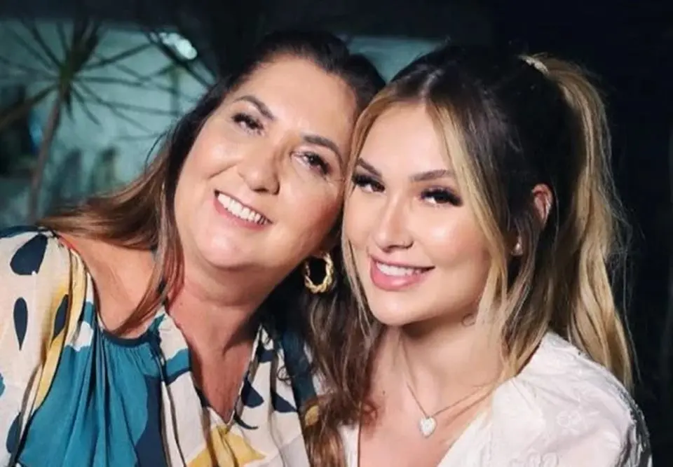 Margareth se distraiu com o celular enquanto andava