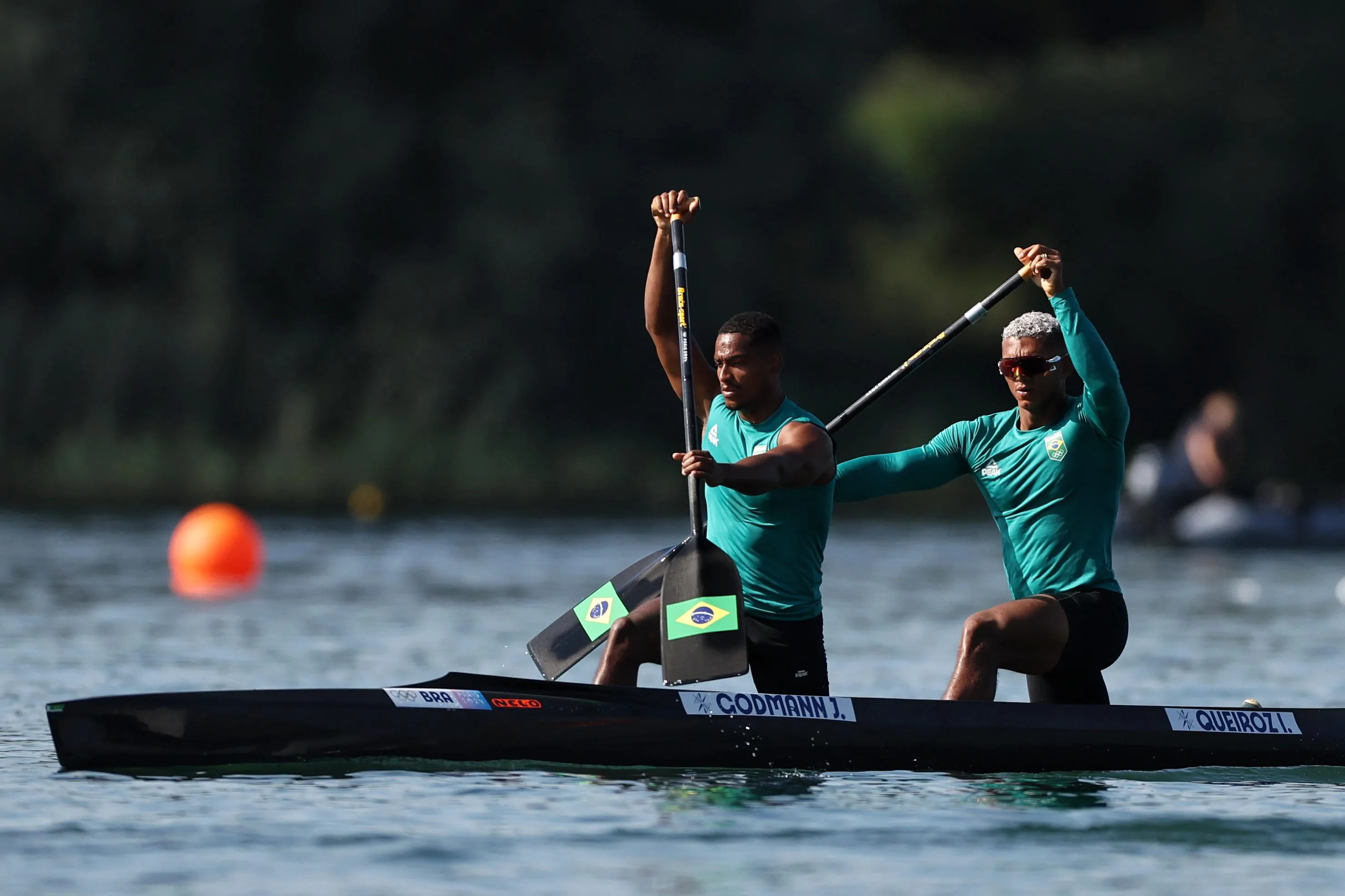 Jacky Godmann e Isaquias Queiroz durante prova nas Olimpíadas 2024