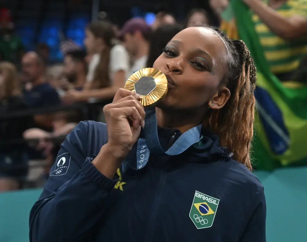 Rebeca Andrade com medalha de ouro nas Olimpíadas de Paris 2024