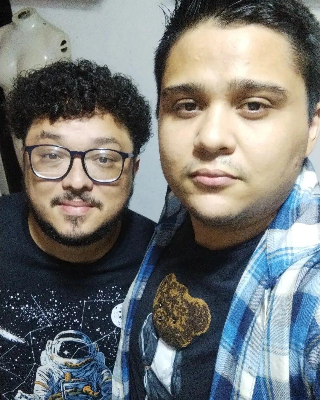 Foto de casal gay que vai conseguir casamento após serem negados por juízes de paz em Redenção