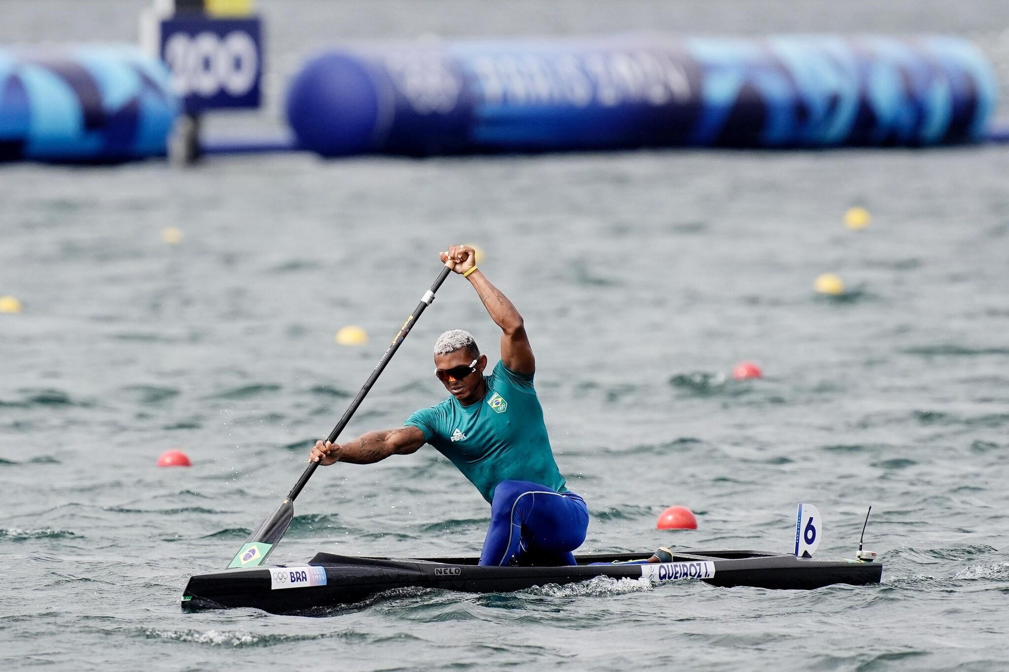 Foto de Isaquias Queiroz durante prova da canoagem nas Olimpíadas 2024